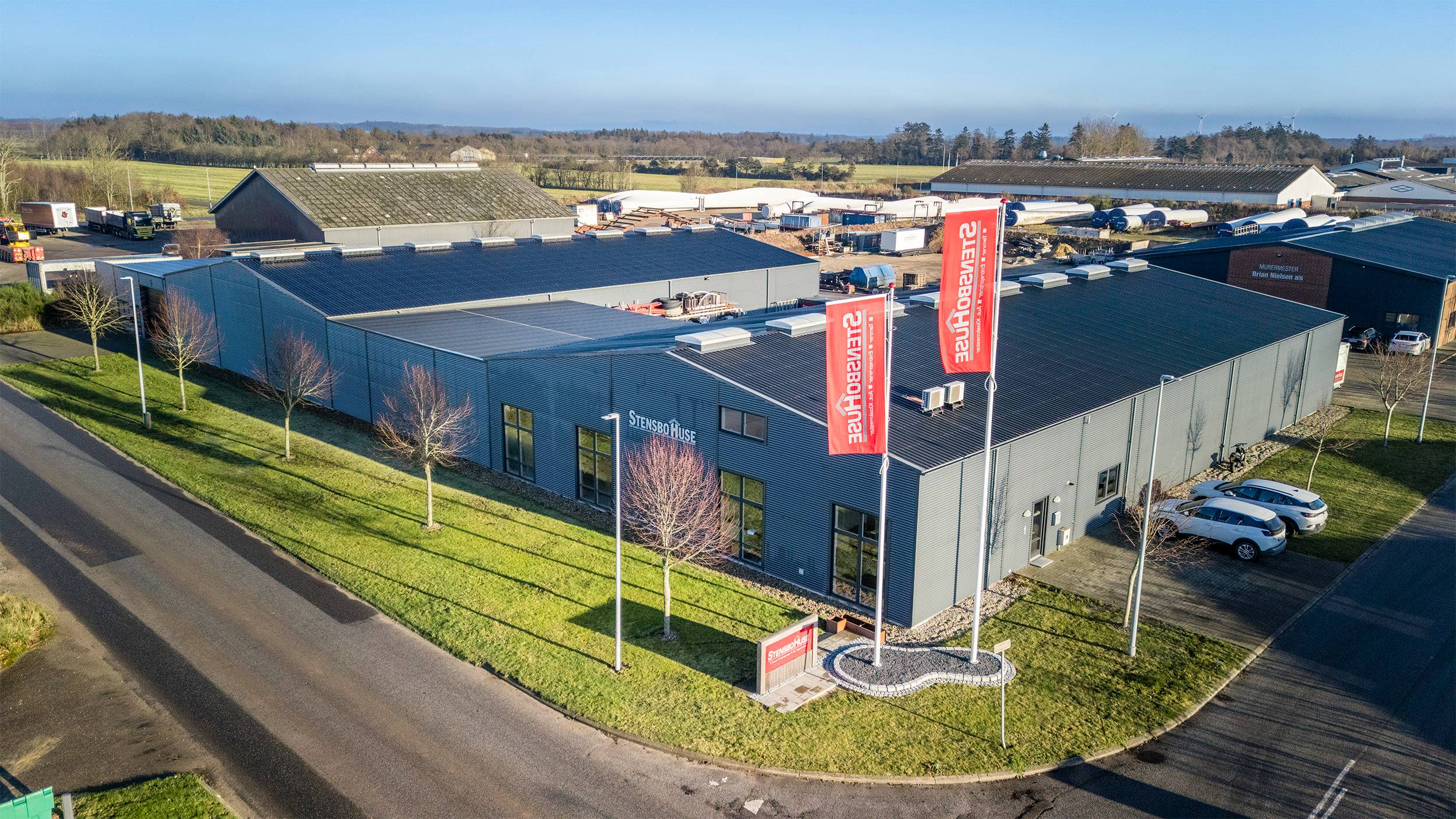 SH brochure facde og logo1.jpg