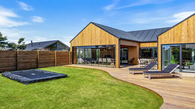 Nyt sommerhus i Søndervig med pool og sauna